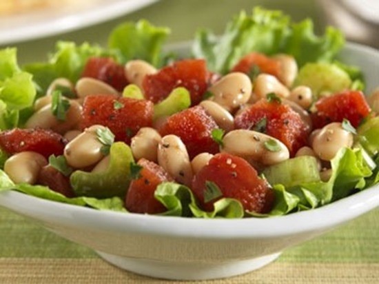 Món chay : Salad đậu trắng và cà chua .